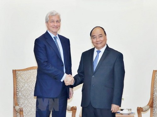 Premierminister Nguyen Xuan Phuc trifft Vorsitzenden von J.P. Morgan  - ảnh 1