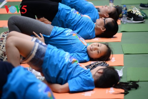 Knapp 1500 Menschen beteiligen sich an einer Yoga-Aufführung in Hanoi - ảnh 13