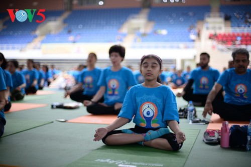 Knapp 1500 Menschen beteiligen sich an einer Yoga-Aufführung in Hanoi - ảnh 14
