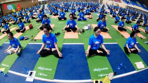 Knapp 1500 Menschen beteiligen sich an einer Yoga-Aufführung in Hanoi - ảnh 15
