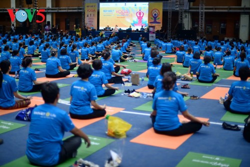 Knapp 1500 Menschen beteiligen sich an einer Yoga-Aufführung in Hanoi - ảnh 16