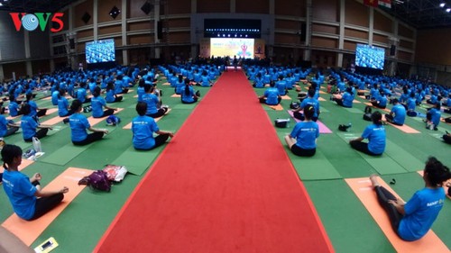 Knapp 1500 Menschen beteiligen sich an einer Yoga-Aufführung in Hanoi - ảnh 1