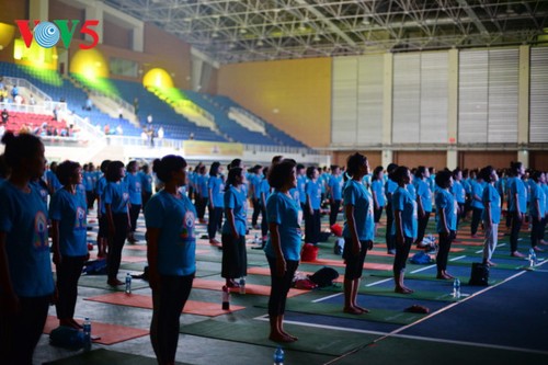 Knapp 1500 Menschen beteiligen sich an einer Yoga-Aufführung in Hanoi - ảnh 3