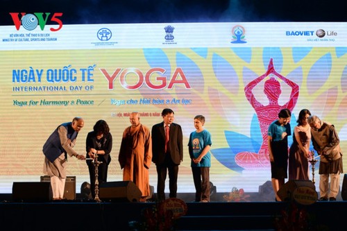 Knapp 1500 Menschen beteiligen sich an einer Yoga-Aufführung in Hanoi - ảnh 4
