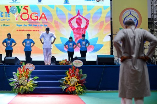 Knapp 1500 Menschen beteiligen sich an einer Yoga-Aufführung in Hanoi - ảnh 5