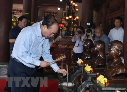 Premierminister Nguyen Xuan Phuc zündet Räucherstäbchen im Gedenkkomplex Kim Lien an - ảnh 1