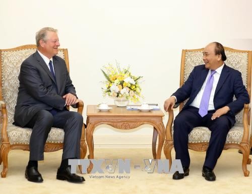 Premierminister Nguyen Xuan Phuc trifft ehemaligen US-Vizepräsident Al Gore - ảnh 1