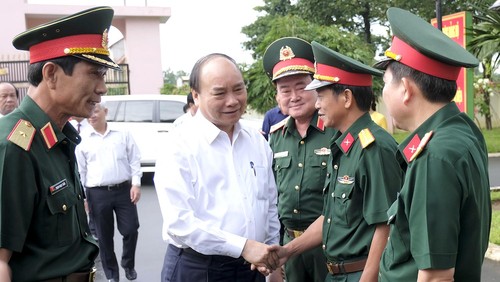 Premierminister Nguyen Xuan Phuc besucht Regiment 16 in Binh Phuoc - ảnh 1