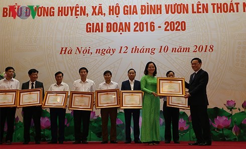 Vizepremierminister Vuong Dinh Hue lobt Kreise, Gemeinden und Familien für Armutsminderung - ảnh 1