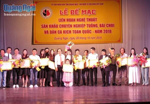 Überreichung des Preises vom landesweiten Festival für professionelle Theaterkünste Tuong, Bai Choi und andere Volkslieder - ảnh 1