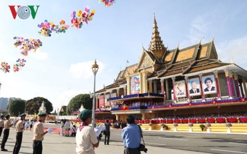 Glückwünsche zum 65. Nationalfeiertag Kambodschas - ảnh 1