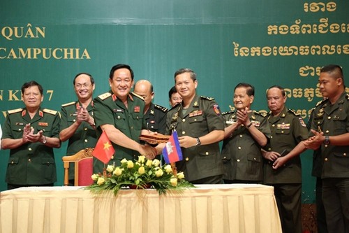 Verstärkung der Zusammenarbeit in Grenzschutz zwischen vietnamesischen und kambodschanischen Armeen - ảnh 1