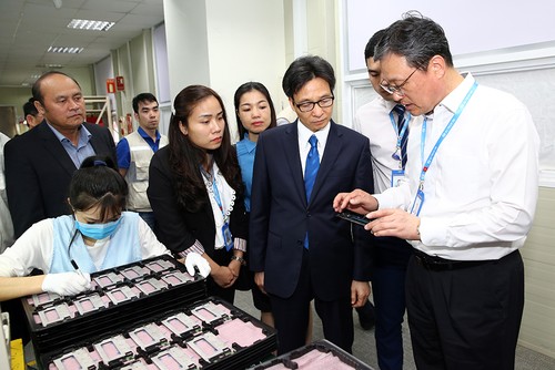 Vizepremierminister Vu Duc Dam besucht Arbeiter in Bac Giang - ảnh 1