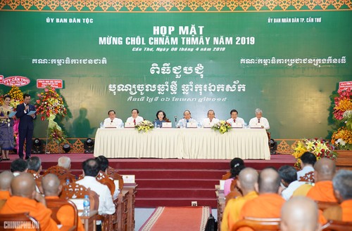 Premierminister Nguyen Xuan Phuc nimmt an Treffen zum Fest Chol Chnam Thmay der Khmer teil - ảnh 1