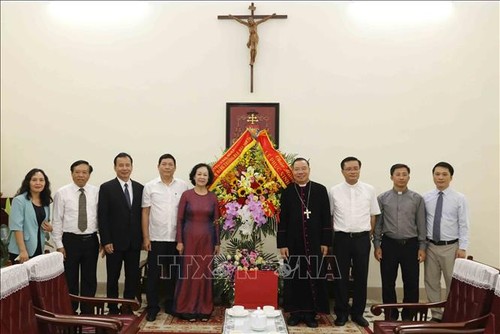 Leiterin der KPV-Abteilung für Öffentlichkeitsarbeit Truong Thi Mai überbringt Erzbistum Hanoi Glückwünsche zu Ostern - ảnh 1