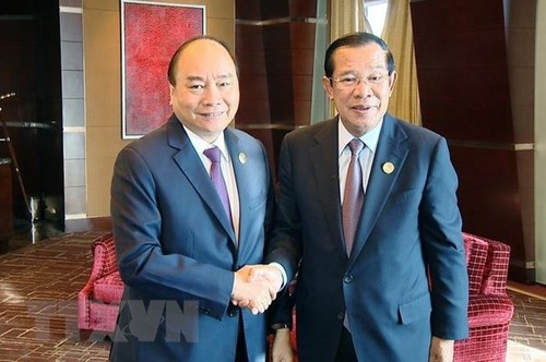 Premierminister Nguyen Xuan Phuc trifft Kambodschas Premierminister Hun Sen am Rande des „Gürtel und Straße“-Forums - ảnh 1