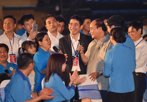 Premierminister Nguyen Xuan Phuc führt Dialog mit High-Tech-Arbeitern - ảnh 1