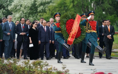 Aktivitäten des Premierministers Nguyen Xuan Phuc in Sankt Petersburg - ảnh 1