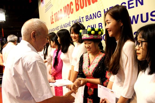 Übergabe der Stipendien des Bundeslands Hessen an ausgezeichnete Studierende in Hanoi und Umgebung - ảnh 2
