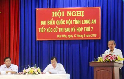 Vizepremierminister Truong Hoa Binh trifft Wähler im Kreis Duc Hoa in Long An - ảnh 1