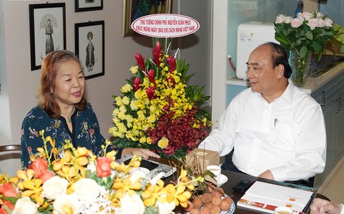 Premierminister Nguyen Xuan Phuc gratuliert vorbildlichen Journalisten in Ho Chi Minh Stadt - ảnh 1