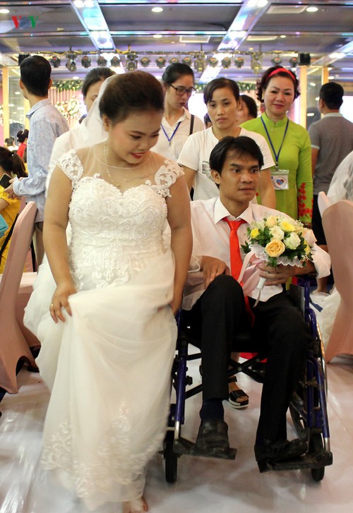 Ehepaare mit Behinderung fahren hunderte Kilometer nach Hanoi für eine Gruppenhochzeit und Fotos - ảnh 21