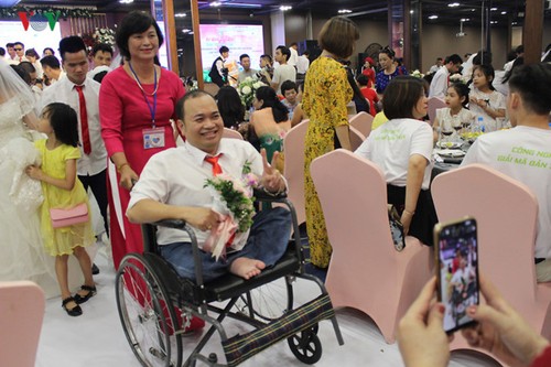 Ehepaare mit Behinderung fahren hunderte Kilometer nach Hanoi für eine Gruppenhochzeit und Fotos - ảnh 4