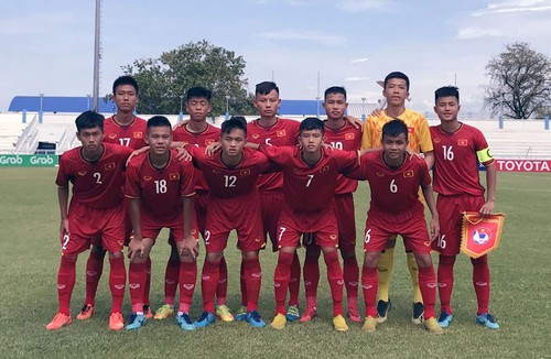 U15-Fußballmannschaft Vietnams gewinnt zum ersten Mal ein Spiel der AFF-U15-Meisterschaft - ảnh 1