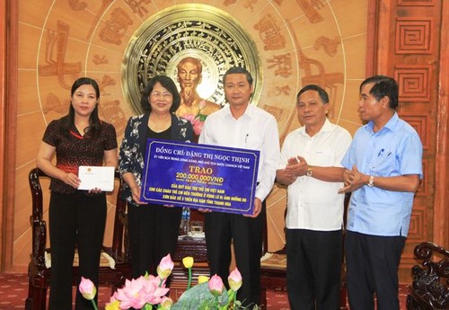 Vizestaatspräsidentin Dang Thi Ngoc Thinh überreicht Hilfsmittel an die von Fluten betroffenen Bewohner in Thanh Hoa - ảnh 1