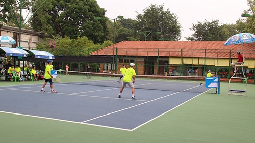 Umgerechnet mehr als 23.000 Euro für arme Kinder aus dem Tenniswettbewerb der Saigoner Unternehmer - ảnh 1