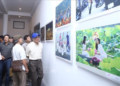 Ausstellung und Preisverleihung des Kunstfotowettbewerbs „Stolz auf Hanoi“ - ảnh 1