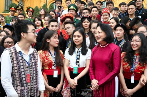 Vizestaatspräsidentin Dang Thi Ngoc Thinh trifft ausgezeichnete Studierende ethnischer Minderheiten - ảnh 1