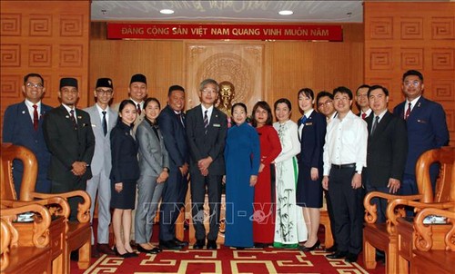 Leiter von Ho-Chi-Minh-Stadt empfängt Teilnehmer des Schiffes für südostasiatische und japanische Jugendliche - ảnh 1