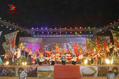 Festtag für Kultur und Sport ethnischer Minderheiten und Festtag für Landwirtschaftsprodukte in Phu Yen eröffnet - ảnh 1