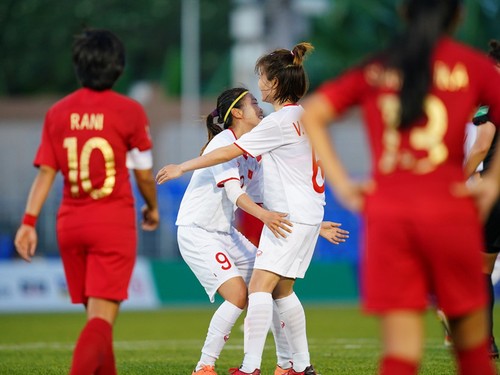 SEA Games 30: Vietnams Fußballnationalmannschaft der Frauen besiegt die indonesische Mannschaft und geht ins Halbfinale - ảnh 1
