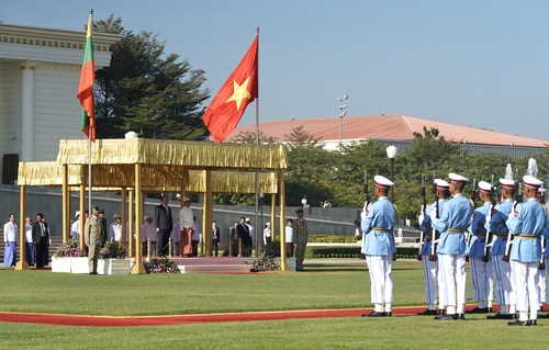 Premierminister Nguyen Xuan Phuc trifft Myanmars Präsident Win Myint - ảnh 1