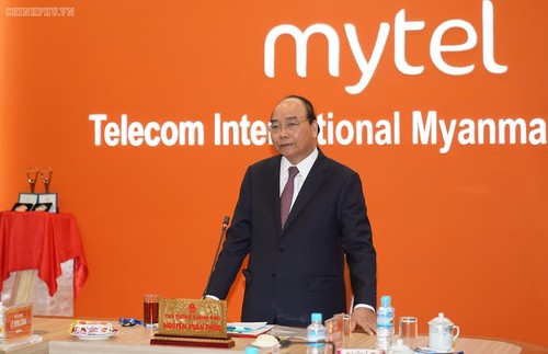 Premierminister Nguyen Xuan Phuc besucht einige vietnamesische Unternehmen in Myanmar - ảnh 1