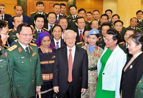 KPV-Generalsekretär Nguyen Phu Trong trifft sich mit vorbildlichen Menschen im Aufbau der Verteidigung - ảnh 1