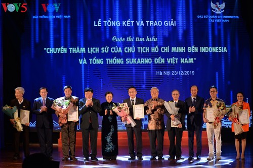 Preisübergabe des Wissenswettbewerbs über Besuche von Präsidenten Ho Chi Minh in Indonesien und Sukarno in Vietnam - ảnh 1