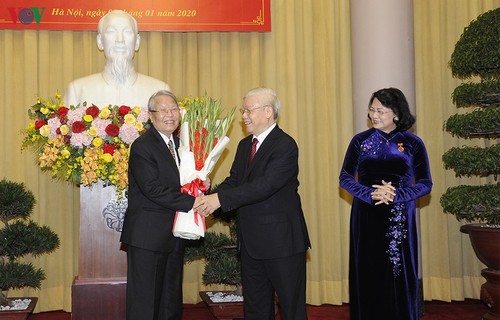 KPV-Generalsekretär und Staatspräsident Nguyen Phu Trong überreicht Parteiabzeichen an hohe Funktionäre - ảnh 1