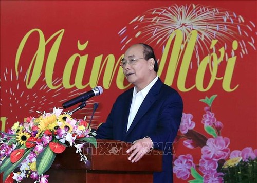 Der Premierminister trifft Leiter und ehemalige Leiter der Parteiorgane in Zentralvietnam - ảnh 1