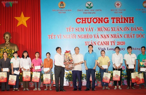 Premierminister Nguyen Xuan Phuc nimmt an Feier zum Tetfest in Vinh Long teil - ảnh 1