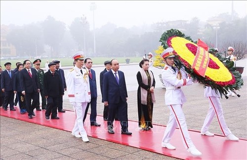 Spitzen von Partei und Staat besuchen Ho-Chi-Minh-Mausoleum zum Tetfest 2020 - ảnh 1