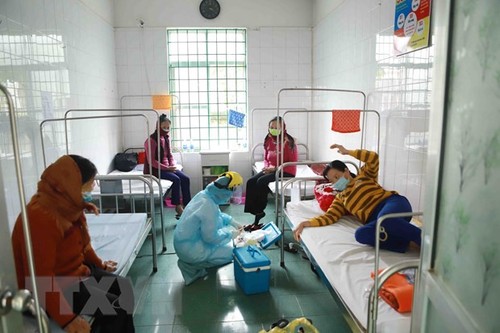 Ärzte und Krankenpflege kämpfen gegen Covid-19 in Binh Xuyen - ảnh 4