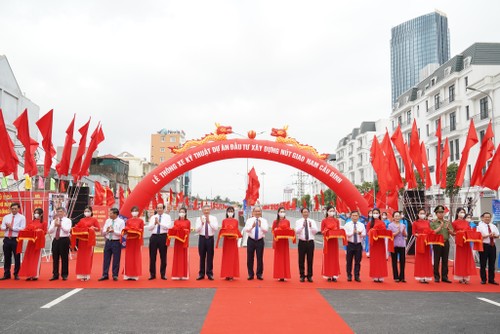Premierminister Nguyen Xuan Phuc startet den Bau einiger wichtiger Verkehrsbauwerke in Hai Phong - ảnh 1