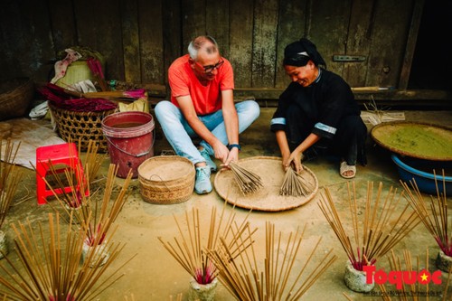 Die traditionelle Herstellung von Räucherstäbchen der Volksgruppe der Nung An in Cao Bang - ảnh 1