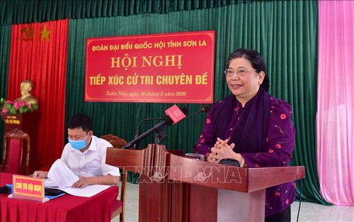 Vizeparlamentspräsidentin Tong Thi Phong trifft Wähler in Son La - ảnh 1