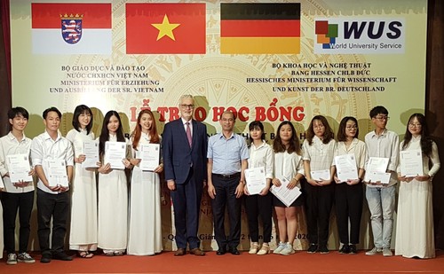 Übergabe von Stipendien des HMWK an ausgezeichnete Studierende in Hanoi und Umgebung - ảnh 1