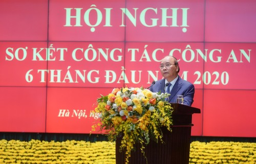 Premierminister Nguyen Xuan Phuc: die Polizei hat einen wichtigen Beitrag zur Covid-19-Bekämpfung geleistet - ảnh 1
