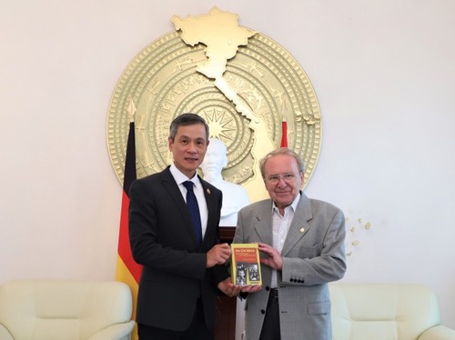 Journalist Hellmut Kapfenberger schenkt Vietnam ein Buch über Präsident Ho Chi Minh - ảnh 1